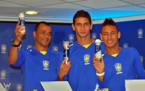 Os jogadores Cafú, Ganso e Neymar em 2010, par Sergio Savarese (Wikimedia Commons)