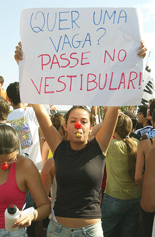 https://pt.wikipedia.org/wiki/Ficheiro:Protesto_contra_o_sistema_de_cotas.jpg