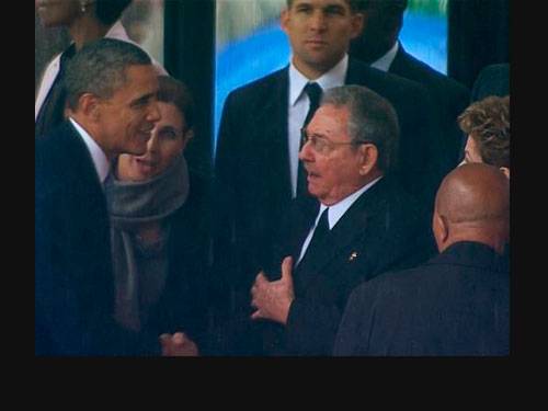 Obama serre la main à Raúl Castro au Soccer City