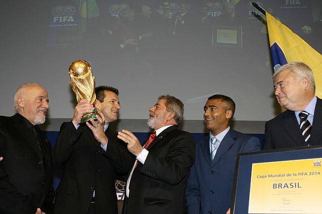 https://commons.wikimedia.org/wiki/File:Coelho,_Dunga,_Lula,_Rom%C3%A1rio_%26_Blatter_at_announcement_of_Brazil_as_2014_FIFA_World_Cup_host_2007-10-30.jpg