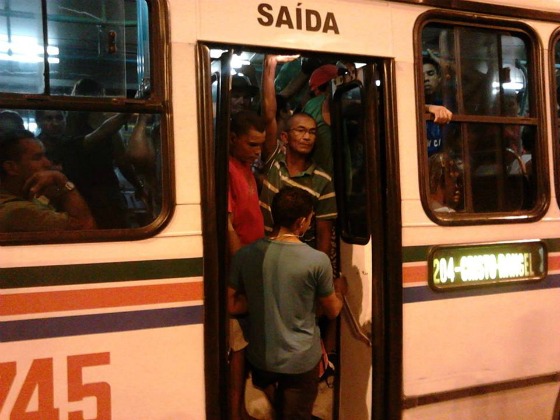 Un bus surchargé à João Pessoa, Brésil 